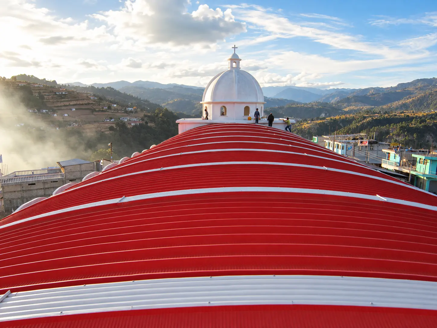 Techo curvo rojo de la iglesia en Comitancillo, San Marcos
