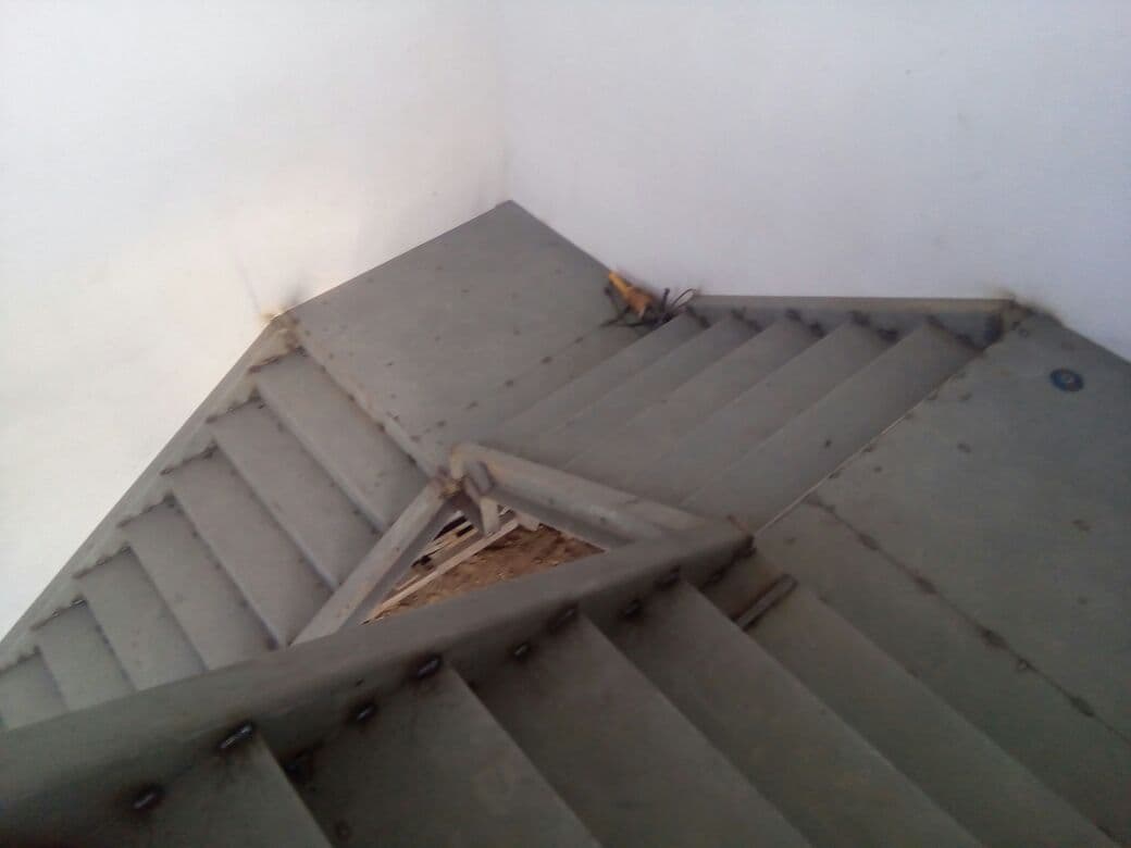 Elementos de cubierta metálica durante el proceso de fabricación en obra