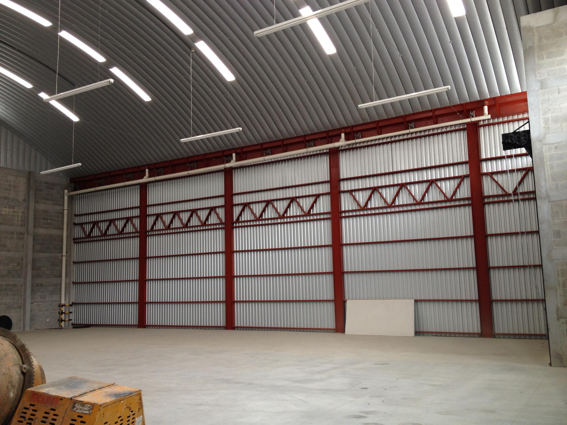 Interior terminado con techo curvo metálico