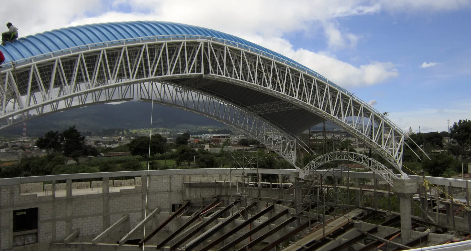 Montaje de una amplia cubierta curva de ARCADA