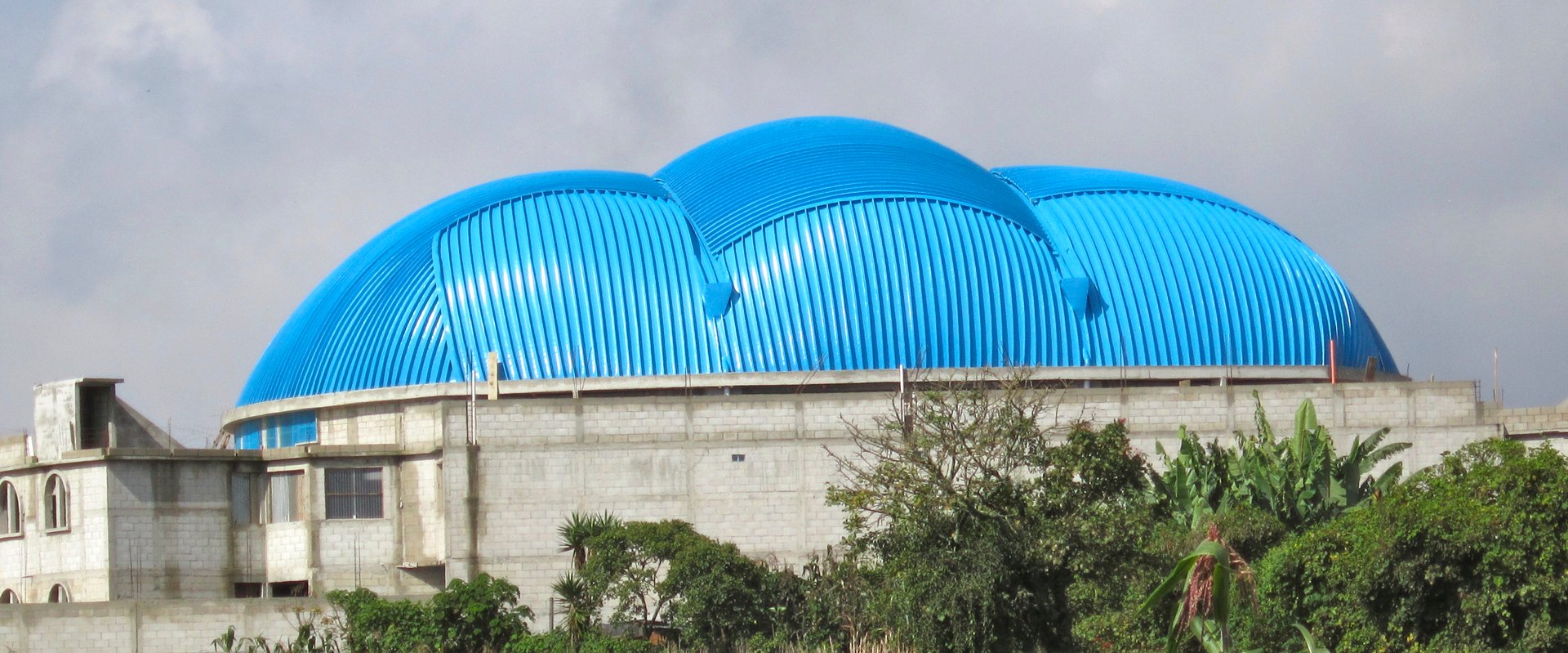 Cubierta azul de arcos curvos de la Iglesia Cristiana de Patzicía, Chimaltenango